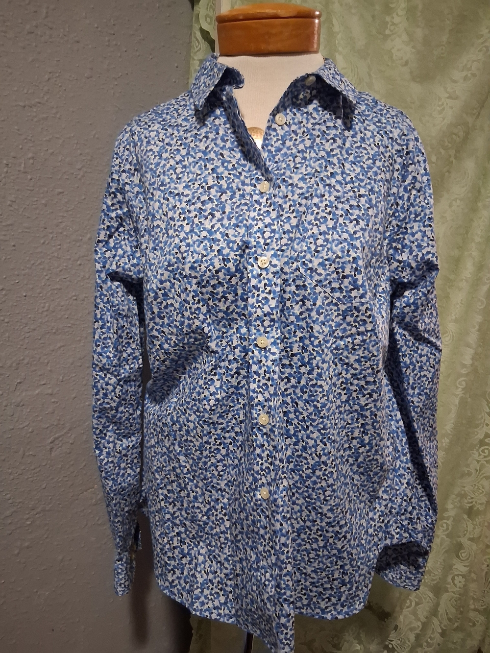 Duluth Trading Co. blue white abstract print long sleeve button up blouse 